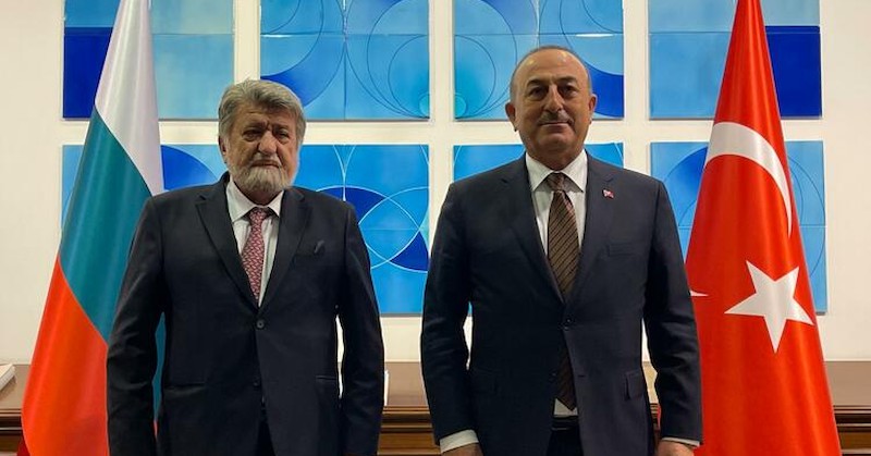 Паметникът ще се намира на границата между двете страни, уточни