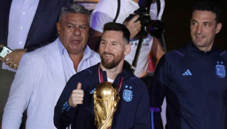 Шампионите бяха посрещнати от хиляди привърженици по улицитеСветовната купа по