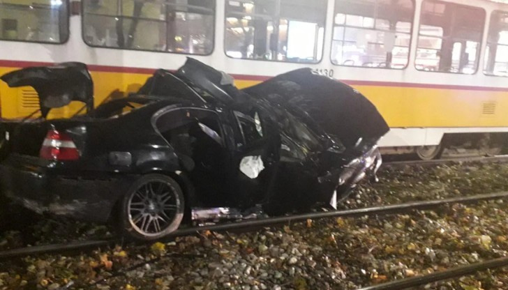 Пострадал е шофьорът на лекия автомобил, който е в шокТрамвай