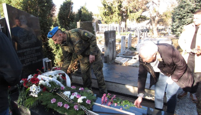 Неизменно до майката на Антон са колегите на сина ѝ