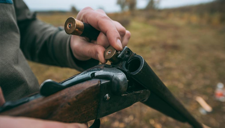 Някои от ловните дружинки ловуват на самата граница, а мигрантският