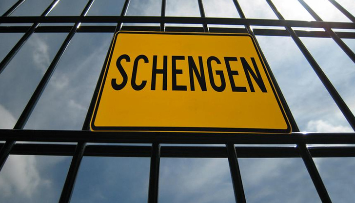 Ограбена България намира пари за бежанците, а Виена иска да