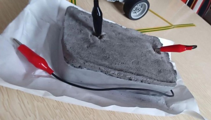 В състава на експерименталната плочка са примесени метални стърготини и