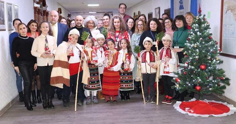 Децата рецитираха коледни стихчета, като със своите усмивки и настроение