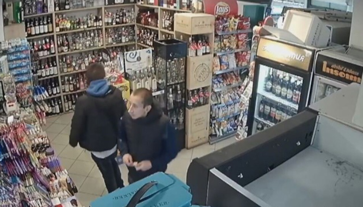 Крадецът първо свил бутилка текила, а на следващия ден отишъл