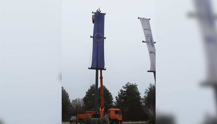 Устройството вече е монтирано на един от пилоните, намиращи се