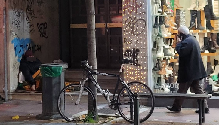 Бездомникът е баща на 5 деца и живее във входа