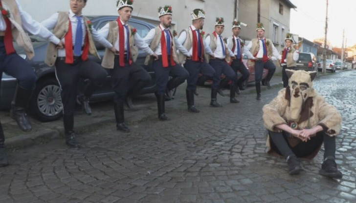 При него коледарите са със саби и шпори по време