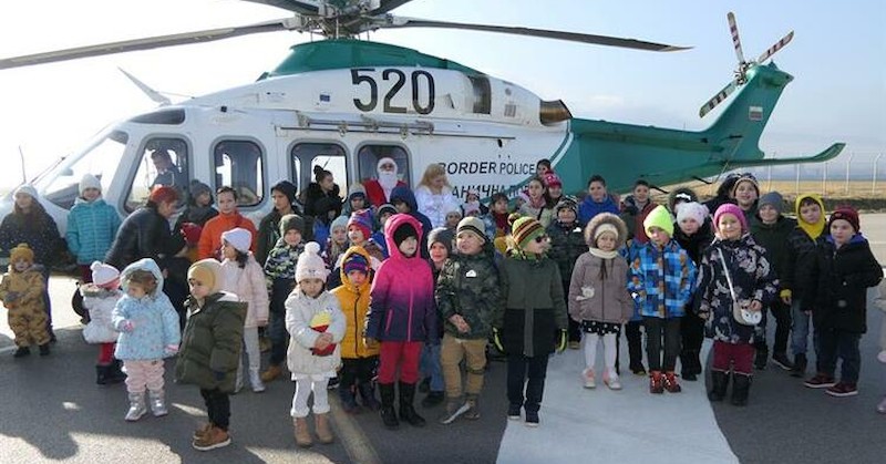 Дядо Коледа и Снежанка пристигнаха в авиобазата на ГД Гранична