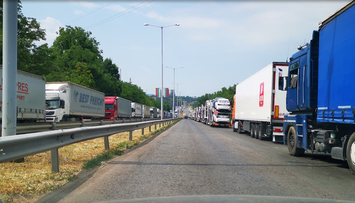 Трафикът е отклонен през село НиколовоСветлана Стоянова, член на Фейсбук