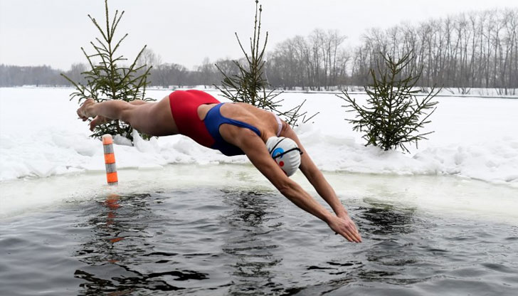 Десетки мъже и жени се гмурнаха в ледените водиЛюбителите на
