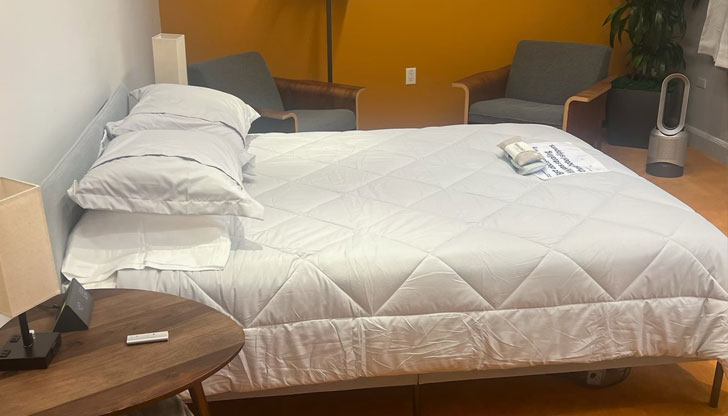 Спалните се отличават с прост дизайн и минимално обзавежданеОткакто Илон