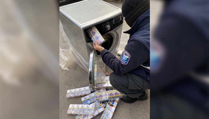 Контрабандните цигари са били превозвани в два товарни микробусаМитнически служители