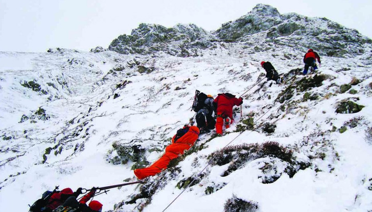 Спасители се опитват да стигнат до местонахождението муСпасители се опитват