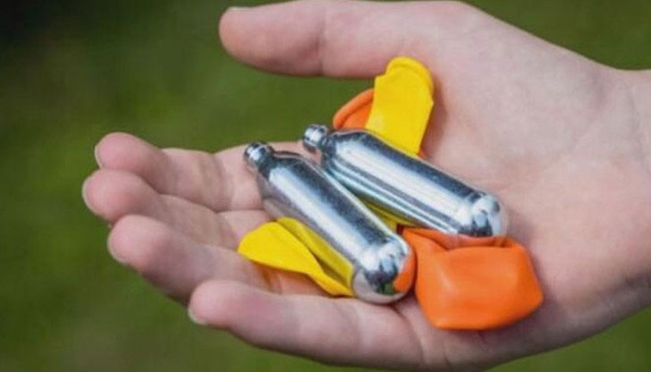 Студенти празнуват от вчера в зимния курорт и често се