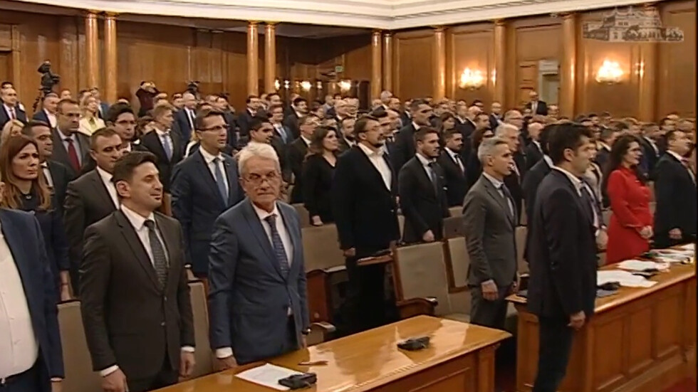 Заседанието продължава 15 часМинути след полунощ, след като решиха да