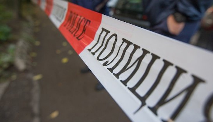 На място вече има екипи на полициятаМъртъв човек е открит