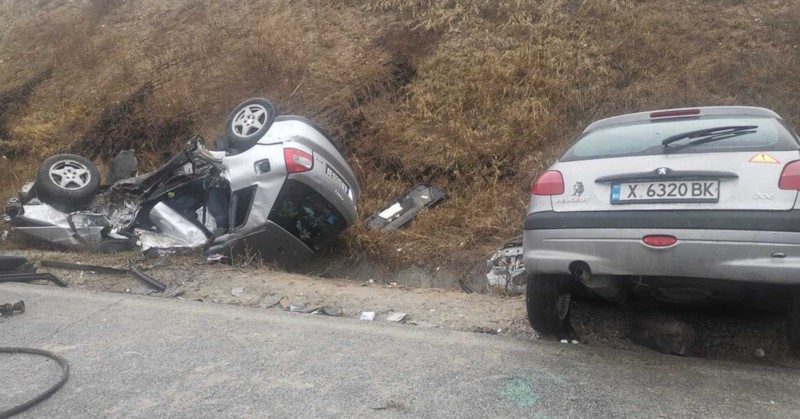 Инцидентът стана около 08:00 часаДете и жена починаха след катастрофа