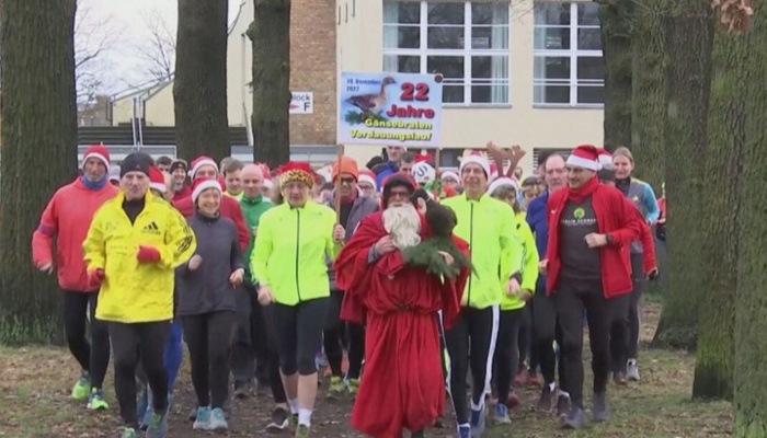 Участниците тичат 5 километра, а наградата е греяно виноСтотици жители