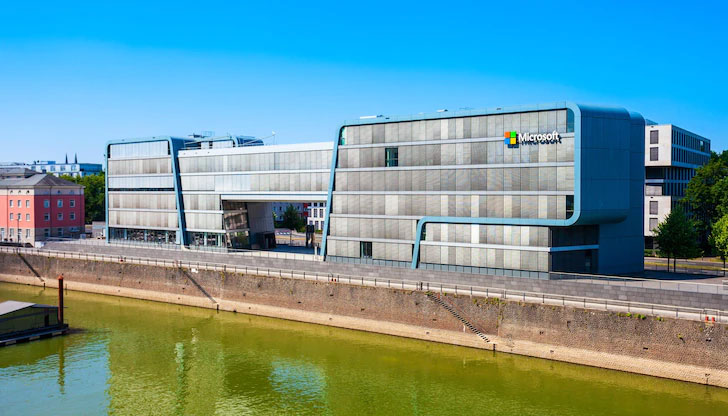 Американският технологичен гигант е принуждавал потребителите към приемане на рекламни