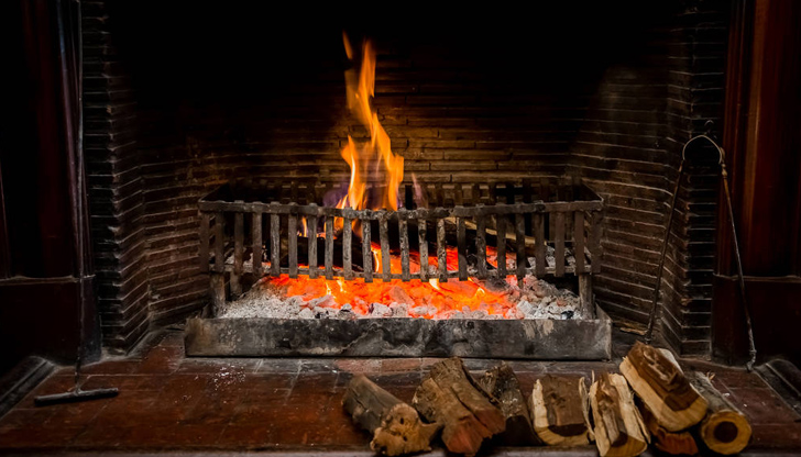 Италианка запали камината в дома си за коледа и запали