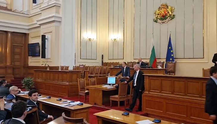 Скандал с класифицирана информация в залата на Народното събраниеДепутати от