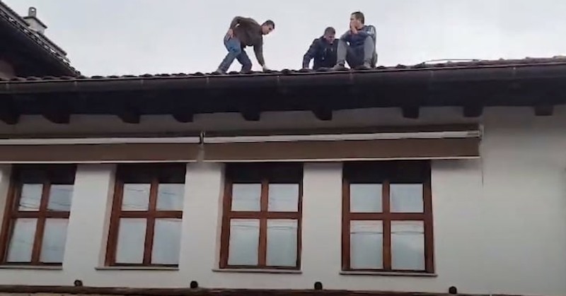 Баща му пък се е завързал за стълб в знак