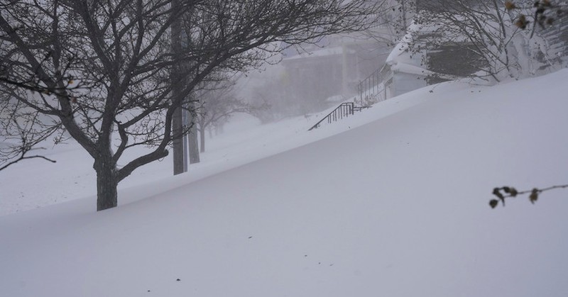 Специално обучени кучета и около 100 спасители, подкрепени с хеликоптери,