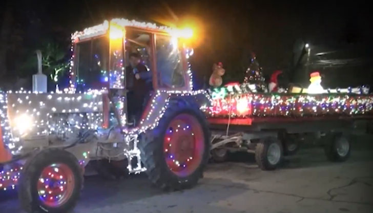 Машината е украсена с лични средства от кметаКоледен трактор радва