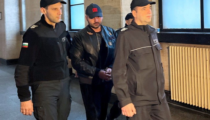 Пред съда през сълзи Любенов заяви, че няма кой да