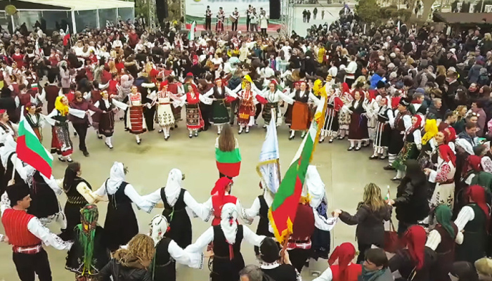 Една от емблемите на Нова година - Дунавското хоро, може