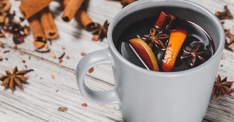 Не пропускайте да си приготвите домашно греяно вино по коледните