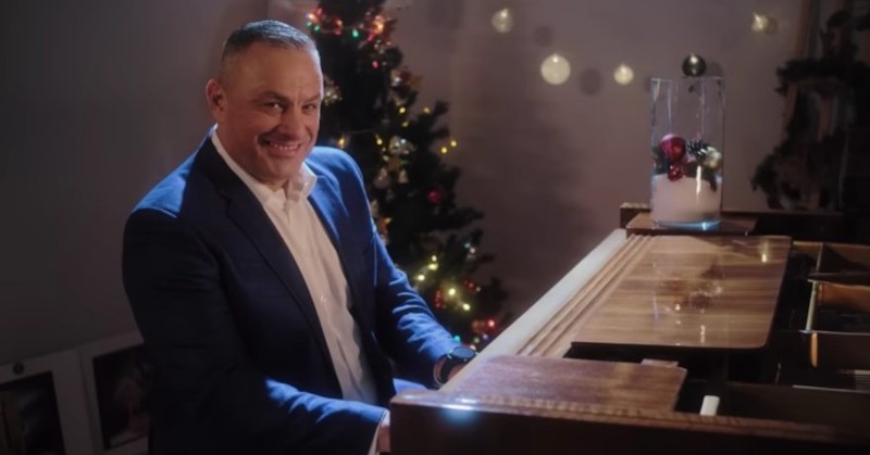 Популярният новинар изпя коледния хит Let It Snow“Водещият на централните