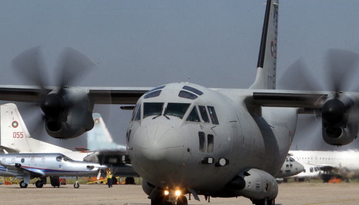 На борда бяха още неговата майка и медицински екип от