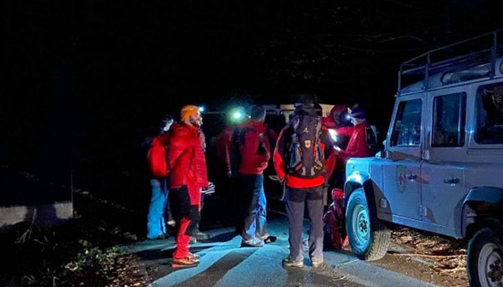 Той е с усукан глезен след паданеПланинските спасители стигнаха до