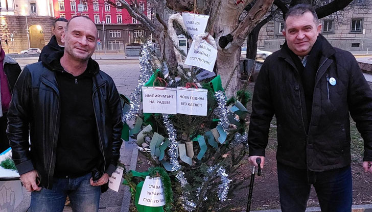 Оставихме нашите подаръци за Румен Радев и мафията, пишат от