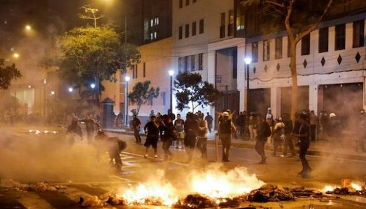 Демонстрантите, настояващи за предсрочни избори, блокират пътища, окупират летища, щурмуват