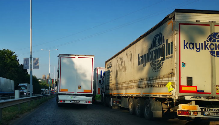 Шофьорите са принудени да минават през село Николово, за да