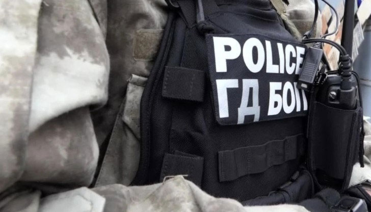 Установени са големи суми пари и SIM карти, с които