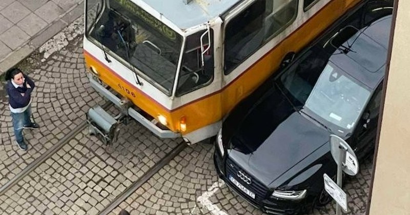 Това е поредният инцидент с трамвай в столицатаТрамвай удари паркиран