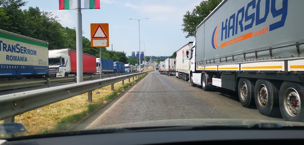 Протестиращи блокираха входа и изхода за камиони на ГКПП Дунав