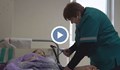 86-годишна лекарка работи на три места, за да осигури бъдещето на внука си