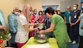 Старшата акушерка Евгения Йорданова изми ръцете на д-р Стела Минчева в УМБАЛ "Медика"