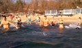 Ентусиасти плуваха за здраве в морето във Варна