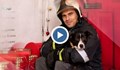 Пожарникари от Бургас помагат на бездомните кучета