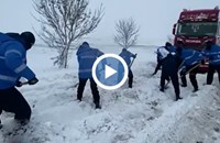 Обилни снеговалежи блокираха десетки коли на пътя Букурещ - Русе