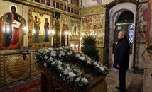 Путин сам на празнична служба в катедралата в Кремъл