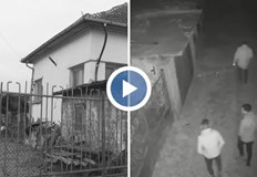 Мъжете са заснети от камера в двора на една от