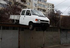 Автомобил се озова върху гараж във Велико ТърновоСнимки от атрактивното