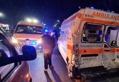 Шофьор на камион блъсна линейка в Румъния като при тежкия